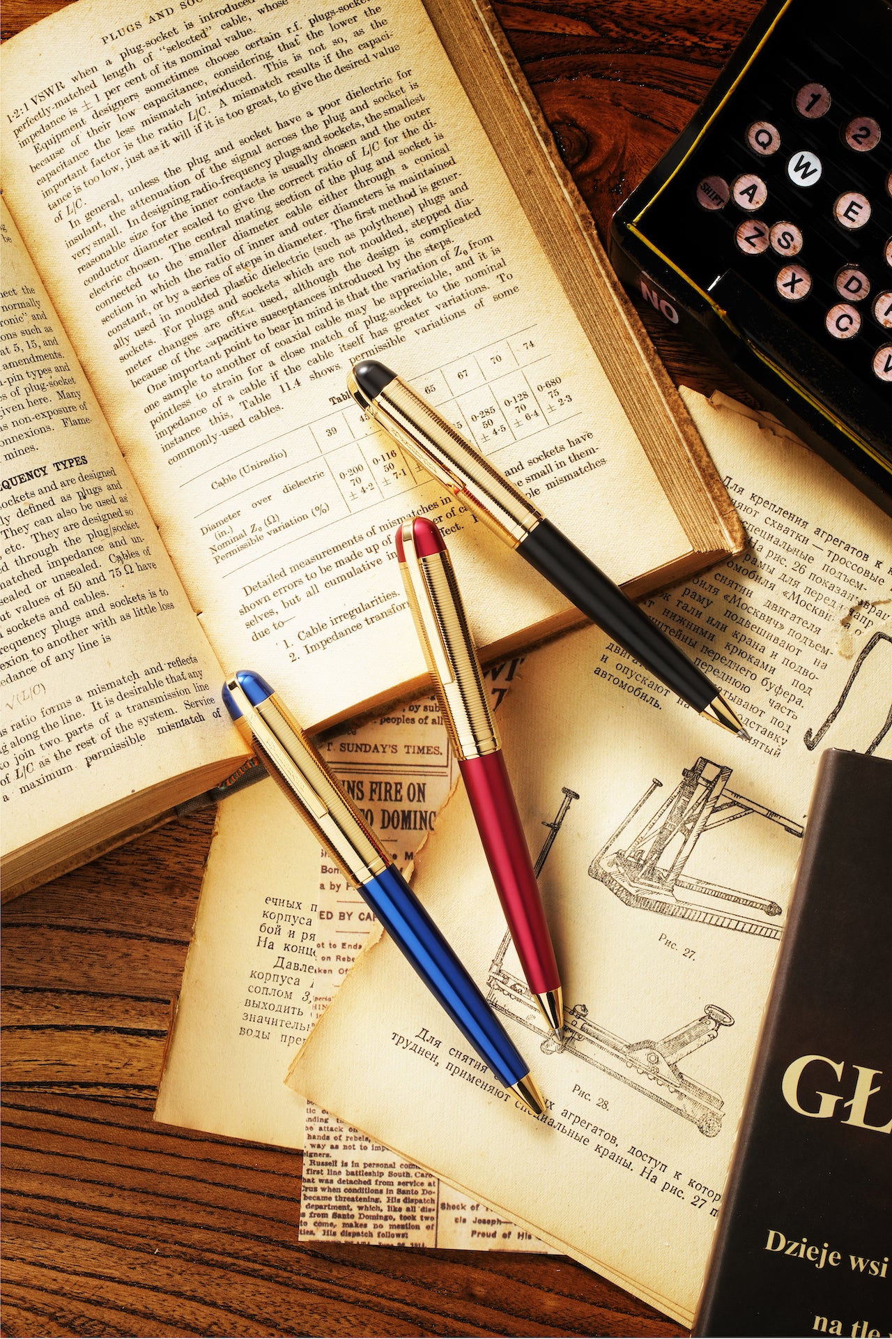 Wahl-Eversharp Skyline Red Gold Trim Ballpoint